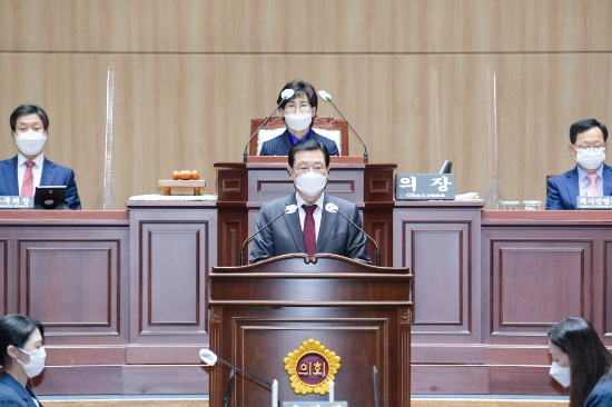 이용섭 광주광역시장이 21일 오전 광주광역시의회 본회의장에서 열린 ’제293회 임시회 제4차 본회의에 참석해 시정질문’에 답변하고 있다./사진=광주시