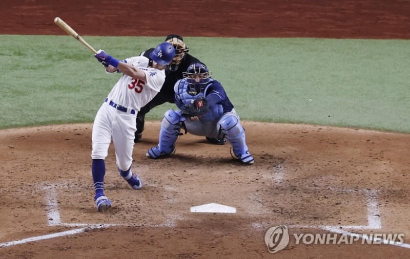 (알링턴 EPA=연합뉴스) 로스앤젤레스 다저스 코디 벨린저가 20일(현지시간) 미국 텍사스주 알링턴 글로브라이프필드에서 열린 탬파베이 레이스와의 2020 미국프로야구(MLB) 월드시리즈(WS) 1차전에서 4회말 투런 홈런을 날리고 있다.