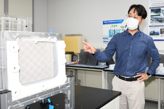 (사진=SK이노베이션) UNIST 김건태 교수가 ‘금속 이산화탄소 배터리 시스템’에 대해 설명하고 있다.