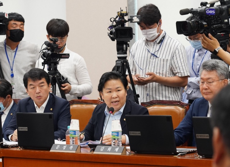 문정복 민주당의원(가운데)