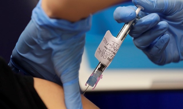 영국 정부는 건강한 성인에 신종 코로나바이러스 감염증(코로나19) 바이러스를 주입해 코로나19 백신 후보 물질의 면역 반응을 확인하는 시험을 계획했다고 20일(현지시간) 밝혔다. 사진은 지난 8월 임피리얼 칼리지 런던(ICL)의 백신 후보 물질을 맞고 있는 3상 시험 지원자의 모습.