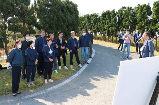 전라남도의회 기획행정위원회 신안 도초면 사파리 아일랜드 매각 부지, 해남 삼산면 과수연구소 통합이전 조성지 방문/사진=전남도의회