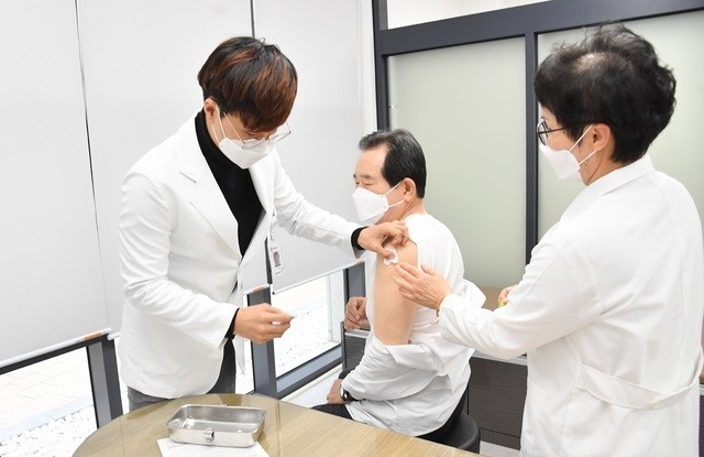 21일 세종시 연동면 보건지소를 찾은 정세균 국무총리가 직접 인플루엔자(계절 독감) 예방접종을 받고 있다. (사진 = 총리실 제공)