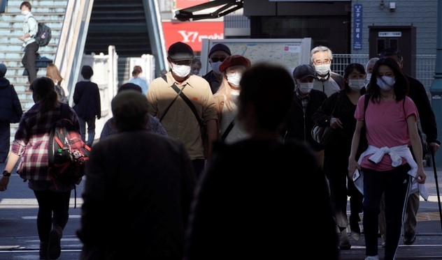 지난 20일 일본 도쿄의 한 횡당보도를 마스크를 착용한 시민들이 건너고 있다.