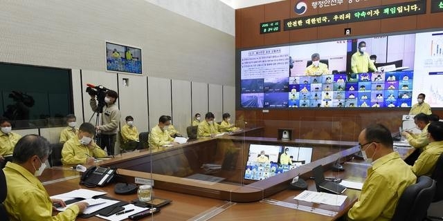 김계조 중앙재난안전대책본부 제2총괄조정관(행정안전부 재난안전관리본부장)이 22일 오전 정부서울청사 17동 1층 영상회의실에서 코로나바이러스 감염증-19 관련 대응상황 점검 영상회의를 주재하고 있다. (사진= 행정안전부 제공)