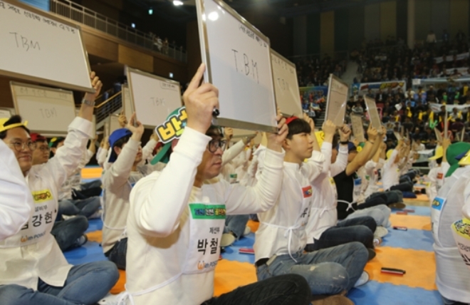 (사진=포스코) 지난해 10월 포항 포스코한마당체육관에서 열린 포스코 ‘제 2회 도전 안전골든벨’에 포스코와 협력사 임직원이 함께 참여하고 있다