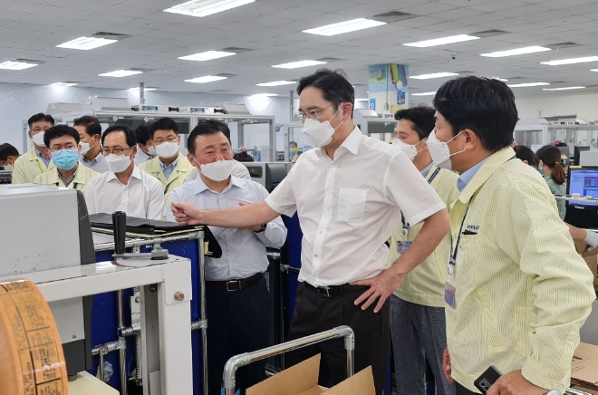 (사진=삼성전자) 이재용 부회장이 20~21일 베트남 하노이 인근에 위치한 삼성 복합단지를 찾아 스마트폰 생산공장 등을 점검하는 모습 