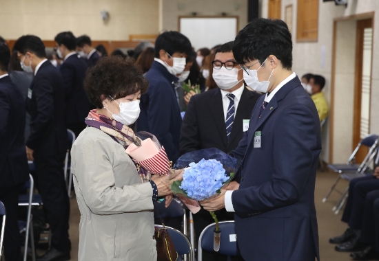 강진군이 지난 22일 강진군청 대회의실에서 ‵가족과 함께 하는 신규공무원 임용식′을 가졌다/사진=강진군