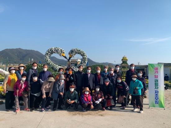 강진군보건소는 지난 20일 강진만 생태공원 일대에서 위암‧대장암 환자 23명을 대상으로‘암환자 건강관리 및 힐링 걷기 프로그램’을 실시했다/사진=강진군