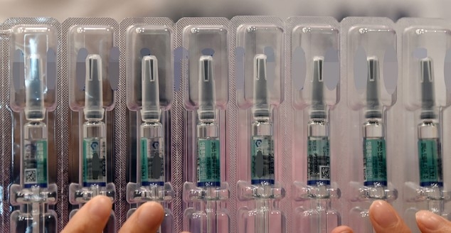 독감백신 접종후 사망신고가 잇따르고 있는 가운데 22일 경기 수원시 한 병원에서 의료진이 시민들에게 접종할 백신을 준비하고 있다.