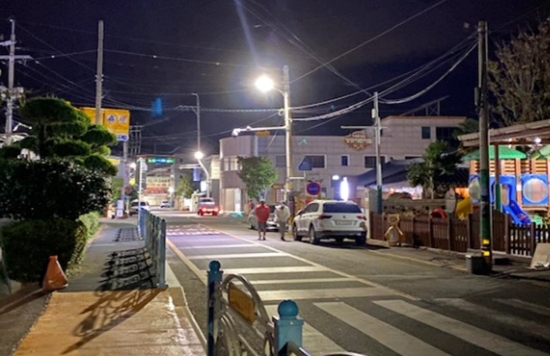 장흥군은 노후한 가로등을 고효율 LED 등으로 교체하며 야간 보행 환경을 크게 개선했다/사진=장흥군