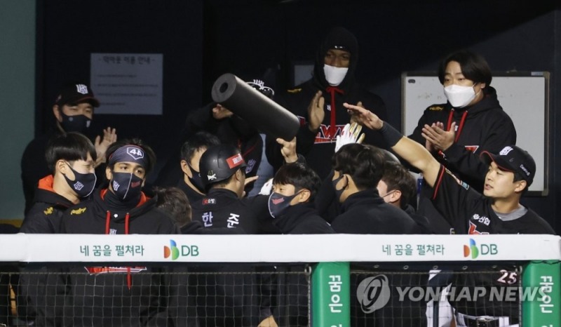 22일 오후 서울 송파구 잠실야구장에서 열린 2020 프로야구 kt wiz와 두산 베어스의 경기. 6회초 2사 2루 kt 장성우의 1타점 적시타 때 홈인한 유한준이 동료선수들과 기쁨을 나누고 있다.