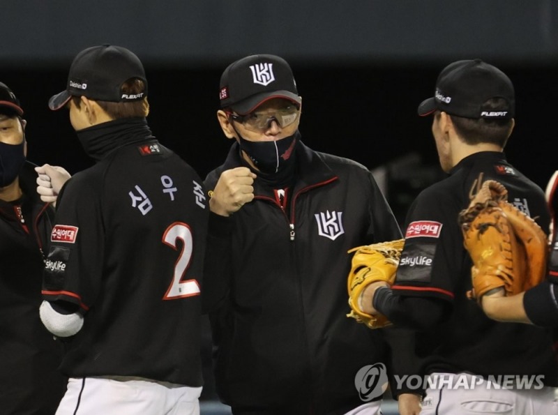 22일 오후 서울 송파구 잠실야구장에서 열린 2020 프로야구 kt wiz와 두산 베어스의 경기에서 17대 5로 승리한 kt 이강철 감독이 선수들과 기쁨을 나누고 있다.