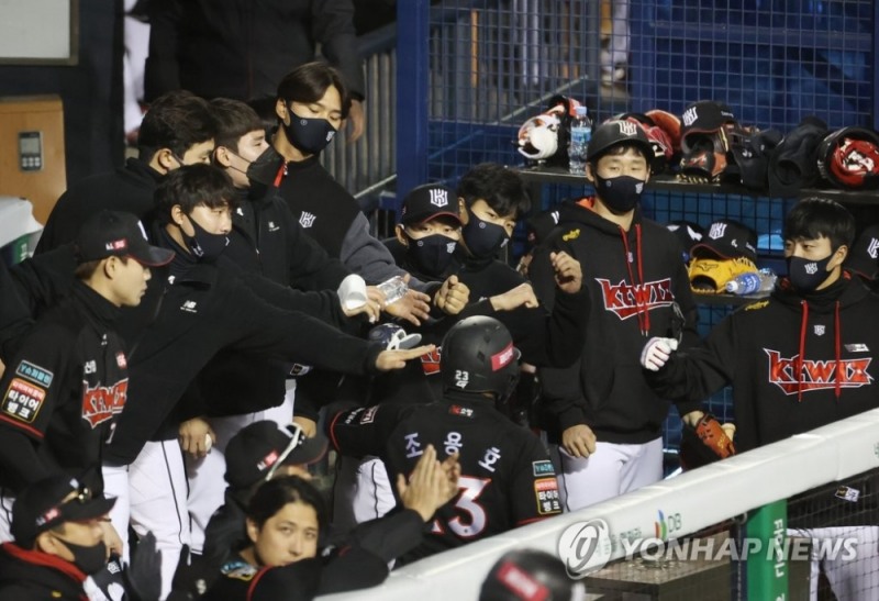 22일 오후 서울 송파구 잠실야구장에서 열린 2020 프로야구 kt wiz와 두산 베어스의 경기. 1회초 1사 2, 3루 kt 조용호가 유한준의 타격 때 홈인한 뒤 동료들과 기쁨을 나누고 있다.