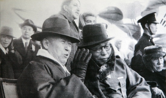 김구 주석이 1945년 12월 19월 서울운동장에서 열린 ‘대한민국임시정부 개선전국환영대회’에 참석하여 이승만 독촉중협 총재의 이야기를 듣고 있다. 사진=미디어한국학