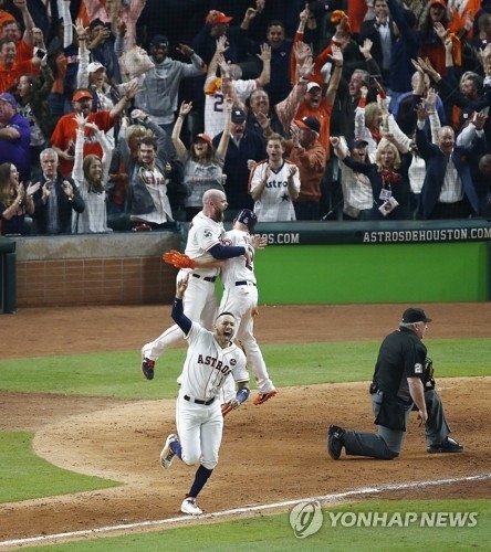 휴스턴 애스트로스 카를로스 코레아는 올 아메리칸리그 챔피언십 5차전에서 3-3 동점이전 9회말 감독에게 홈런을 치겠다고 말한 뒤 끝내기 홈런을 터뜨렸다. 마치 베이브 루스가 1932년 월드시리즈에서 홈런을 치겠다며 '지명 홈런'을 때린 것을 연상시켰다.