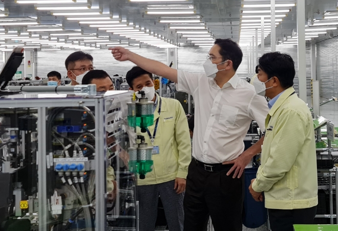 (사진=삼성전자) 이재용 부회장이 20~21일 베트남 하노이 인근에 위치한 삼성 복합단지를 찾아 스마트폰 생산공장 등을 점검하는 모습
