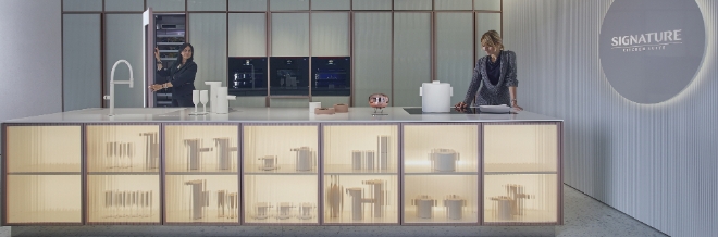 (사진=LG전자) LG전자가 22일 이탈리아 밀라노에 초프리미엄 빌트인 시그니처 키친 스위트(SIGNATURE KITCHEN SUITE)의 세 번째 쇼룸을 열고 빌트인 본고장 유럽을 공략한다. 쇼룸 1층의 라이브 쿠킹 존은 핑크색 메탈 테두리와 흰색 글라스의 미니멀리즘 디자인 속에 시그니처 키친 스위트 컬럼형 냉장고, 오븐, 인덕션이 녹아들어 있다