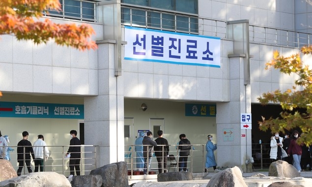 22일 오후 충남 천안시 서북구보건소 선별진료소에서 고등학교 학생과 시민들이 코로나19 검사를 기다리고 있다. 천안에서는 21일과 22일 초등학교 교사와 택시기사, 고등학생 등 14명의 코로나19 확진자가 발생했다. (사진=천안시 제공)