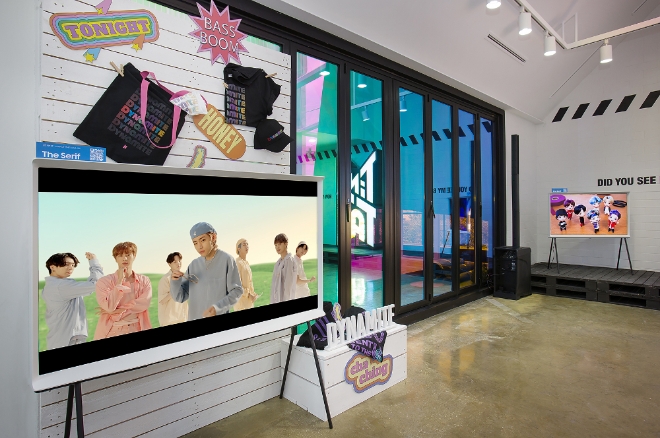 (사진=삼성전자) 서울 가로수길에 위치한 방탄소년단 팝업스토어 'BTS POP-UP : MAP OF THE SOUL' 서울 쇼케이스에 설치된 삼성 '더 세리프'