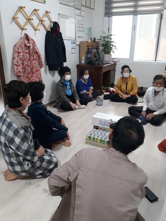 목포시원산동 주민자치위원회에서는 22일 관내 11개 경로당을 방문해 위문품을 전달하고 안부를 살폈다/사진=목포시