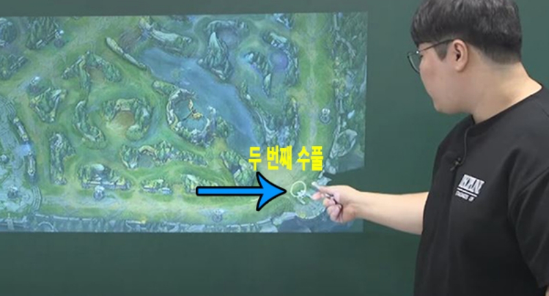 맵의 하단 맨 우측에 있는 세 개의 수풀 중 가운데 수풀에 먼저 들어가야 라인전이 유리해진다(사진=44층 지하던전 유튜브 캡처).