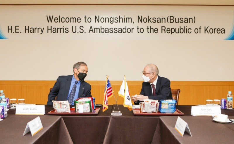 사진 왼쪽부터 해리스 주한미국대사와 농심 박준 대표이사