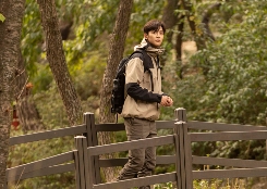 노스페이스 홍보대사 로운의 아차산 트레킹 모습