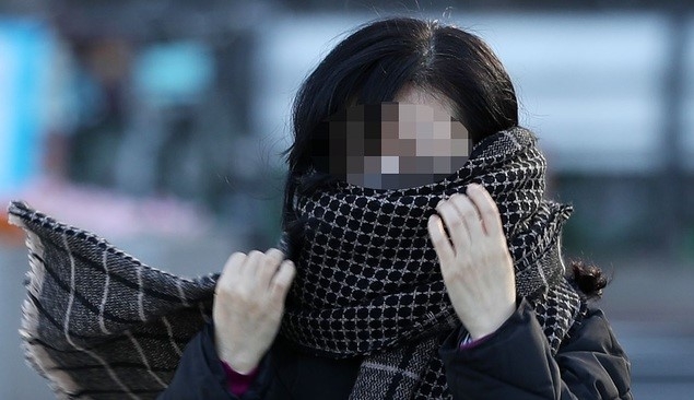 23일 오전 서울 영등포구 여의도버스환승센터 인근에서 한 시민이 발걸음을 재촉하고 있다.