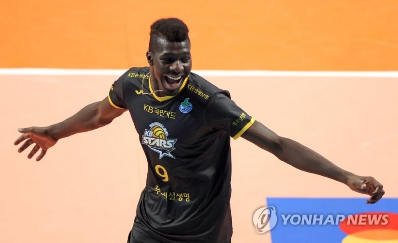 23일 서울 장충체육관에서 열린 도드람 2020-2021 V-리그 남자부 우리카드와 KB손해보험의 경기서 득점을 올린 KB손해보험 케이타가 환호하고 있다. 40득점을 올렸다 .