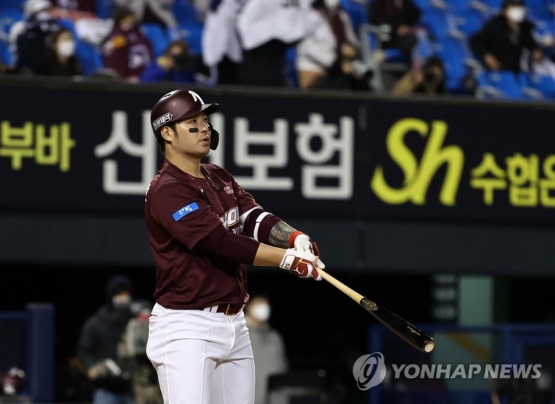 23일 오후 잠실야구장에서 열린 2020 KBO리그 키움 대 두산 경기. 7회 초 1사 1,2루 때 키움 박병호가 홈런을 친 후 공을 바라보고 있다.