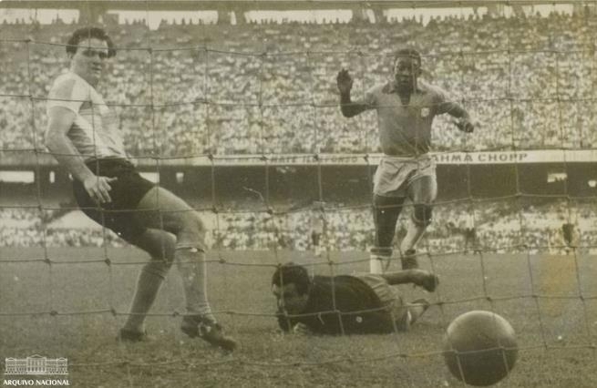 1957년 아르헨티나와 경기에서 골을 넣은 펠레(오른쪽) [국영 뉴스통신 아젠시아 브라질]