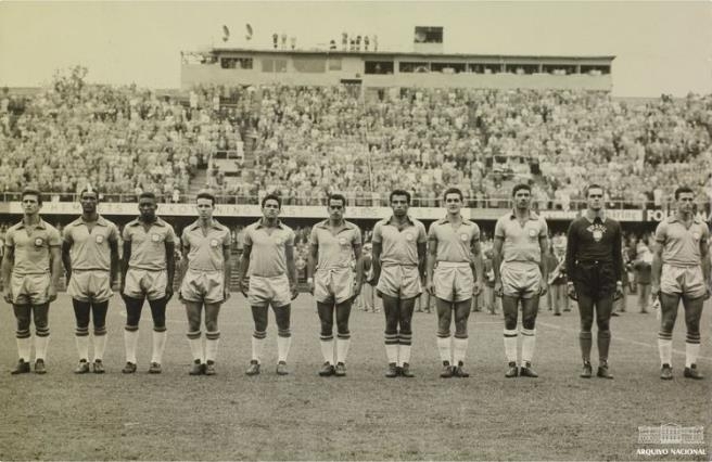 1958년 스웨덴 월드컵 축구대회에 참가한 브라질 대표팀. 왼쪽에서 세 번째가 펠레다. [국영 뉴스통신 아젠시아 브라질]