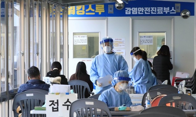 신종 코로나바이러스 감염증(코로나19) 신규 확진자 수가 155명으로 집계된 23일 오전 서울 동대문구 동대문구보건소 코로나19 선별진료소에서 내원객들이 검사를 받기 위해 대기하고 있다.