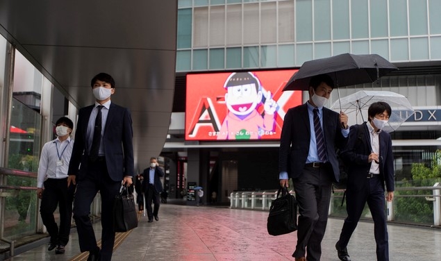23일 일본 도쿄에서 신종 코로나바이러스 감염증(코로나19) 예방을 위해 마스크를 쓴 시민들이 빗속을 걷고 있다.