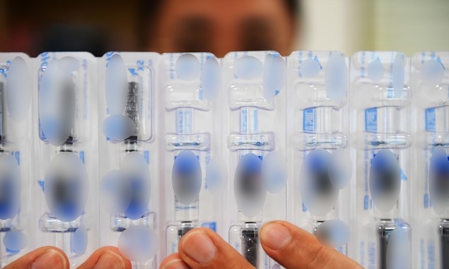 23일 오후 경남 남해군 한 병원에서 의료진이 접종할 백신을 점검하고 있다.