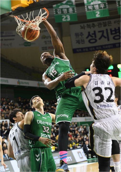 DB 시절 호쾌한 덩크슛을 하고 있는 디온테 버튼.