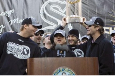 시카고 화이트삭스는 2005년 월드시리즈에서 휴스턴 애스트로스를 4전전승으로 꺾고 88년만에 '블랙삭스의 저주'를 풀었다. 사진은 월드시리즈 우승 후 화이트 삭스 선수단의 시카고 우승 행사 모습.