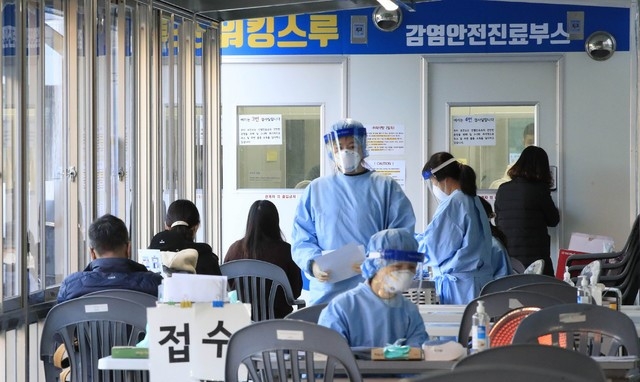 신종 코로나바이러스 감염증(코로나19) 신규 확진자 수가 155명으로 집계된 23일 오전 서울 동대문구 동대문구보건소 코로나19 선별진료소에서 내원객들이 검사를 받기 위해 대기하고 있다.