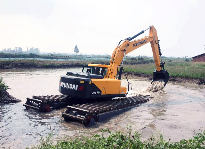 (사진=현대중공업 그룹) 현대건설기계가 중국 후베이성에 판매한 수륙양용 굴착기