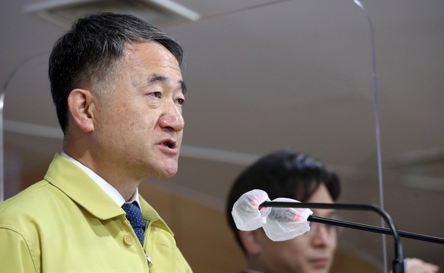 박능후 중앙재난안전대책본부 1차장(보건복지부 장관)이 25일 오후 서울 세종로 정부서울청사 브리핑룸에서 코로나19 중앙재난안전대책본부 정례브리핑을 하고 있다.