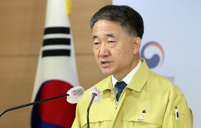 박능후 중앙재난안전대책본부 1차장(보건복지부 장관)이 25일 오후 서울 세종로 정부서울청사 브리핑룸에서 코로나19 중앙재난안전대책본부 정례브리핑을 하고 있다.