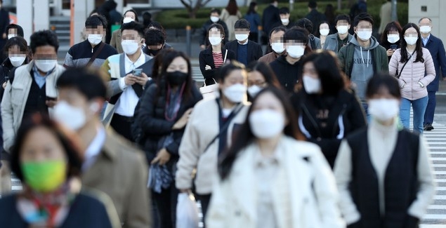 절기상 서리가 내린다는 '상강'인 지난 23일 오전 서울 영등포구 여의도버스환승센터 인근에서 시민들이 출근길 발걸음을 재촉하고 있다.