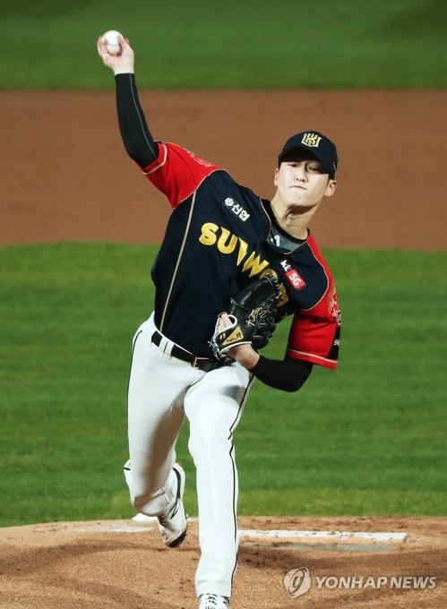KT 배제성이 25일 수원 홈경기에서 롯데전 6연승과 함께 2년 연속 10승 투수 대열에 올랐다.