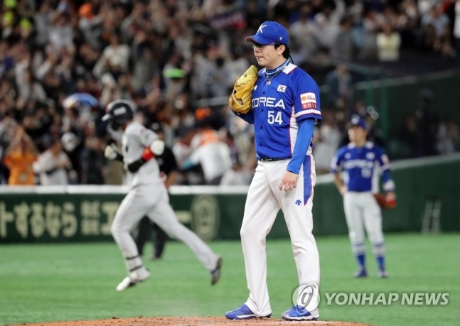 한국 선발 투수 양현종이 일본 도쿄돔에서 열린 2019 프리미어12 슈퍼라운드 결승전에서 일본 야마다에게 3점 홈런을 허용하고 허탈해 하고 있다. [연합뉴스 자료사진]