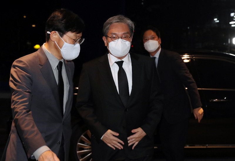 (사진=뉴시스) 노영민 대통령 비서실장이 25일 오후 서울 강남구 삼성서울병원에 마련된 고(故) 이건희 삼성그룹 회장의 빈소로 들어가고 있다. (공동취재사진)