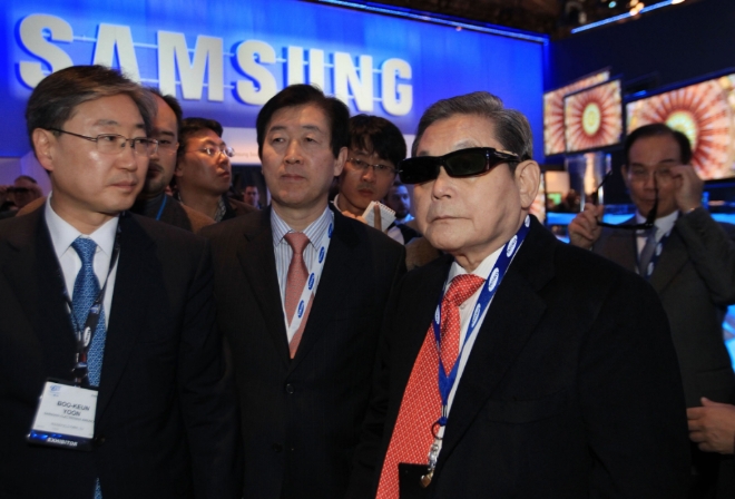 2010년 10월9일 CES 삼성전자 부스를 방문, 3D 안경을 착용하고 있는 이건희 회장