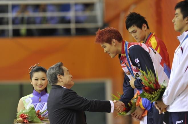 2010년 11월14일 광저우 아시안게임 수영 시상식에서 박태환 선수에게 시상하는 이건희 회장. 