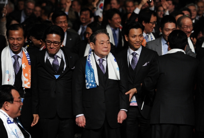 2011년 7월6일 평창동계올림픽 유치 순간, 이건희 회장은 눈시울을 적신채 묵묵히 서 있었다. 이건희 회장은 올림픽 유치를 위해 2009년부터 1년 반 동안 170일간 해외 출장을 다니며 IOC 위원들을 만났다. 이 기간 이건희 회장이 평창 유치를 위해 전세계를 누빈 거리는 지구를 5바퀴 돌고도 남았다.