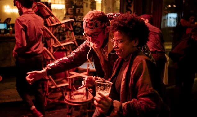 5일(현지시간) 프랑스 파리의 한 술집 테라스에서 사람들이 술을 마시며 춤추고 있다.